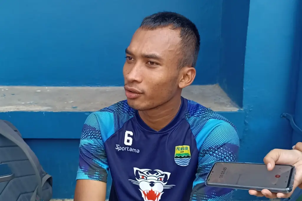 Bek Persib Robi Darwis